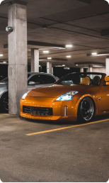 auto deportivo naranja dentro de un estacionamiento