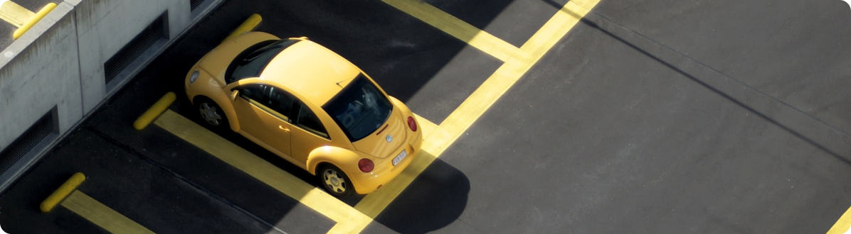 auto beatle amarillo en un estacionamiento